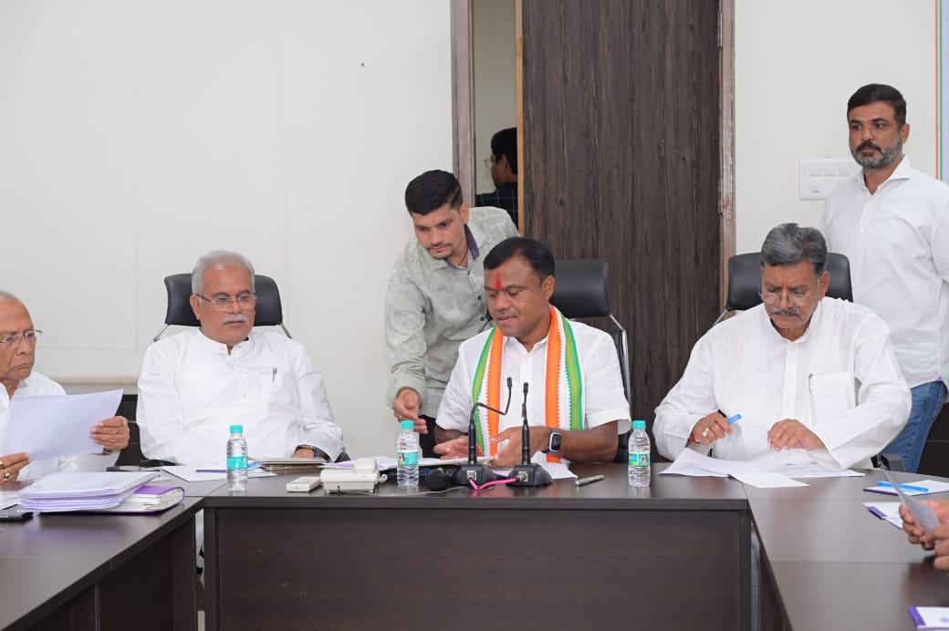 DeepakBaijINC's tweet photo. रायपुर दक्षिण विधानसभा उपचुनाव से सम्बन्धित बैठक प्रदेश कांग्रेस मुख्यालय में सम्पन्न हुई जिसमें कांग्रेस के वरिष्ठ नेतागणों के साथ विचार विमर्श हुआ। https://t.co/1SNQIjWtXO