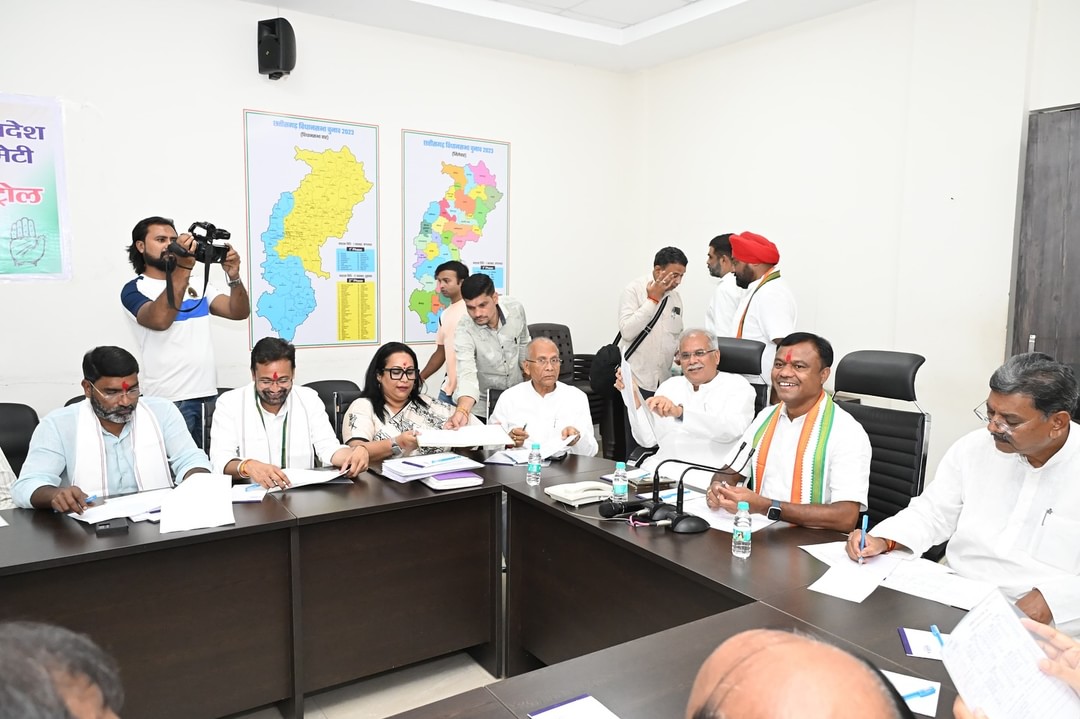 DeepakBaijINC's tweet photo. रायपुर दक्षिण विधानसभा उपचुनाव से सम्बन्धित बैठक प्रदेश कांग्रेस मुख्यालय में सम्पन्न हुई जिसमें कांग्रेस के वरिष्ठ नेतागणों के साथ विचार विमर्श हुआ। https://t.co/1SNQIjWtXO