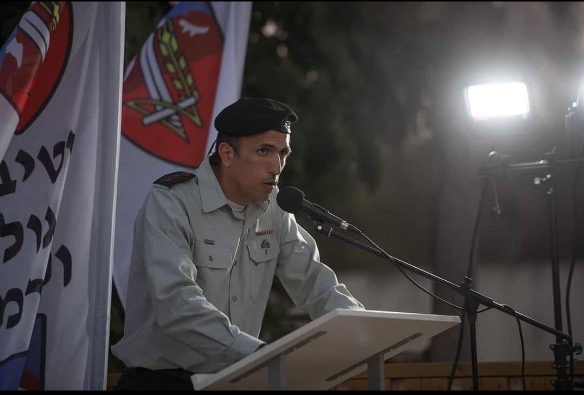 JeremBenhaim's tweet photo. Terrible nouvelle…

Le colonel Ehsan Daksa, 41 ans, a été tué aujourd’hui lors de combats contre des terroristes du #Hamas à #Gaza.

Il était le commandant de la 401ème brigade blindée de #Tsahal et l'officier le plus haut gradé à avoir été tué au cours de cette guerre.

Pendant la seconde guerre du Liban en 2006, alors qu'il était encore un jeune capitaine, le colonel Daksa était entré seul au Liban à bord d'un char pour sauver une unité de parachutistes prise dans une bataille particulièrement violente contre des terroristes du #Hezbollah, dans le village d'Ayta ash-Shab.

Ehsan ne s'était pas arrêté même lorsque son char avait été touché. C’était un véritable héros d’#Israël.

Pensée très forte à sa famille et à ses proches.

Que sa mémoire soit une bénédiction. 🕯️