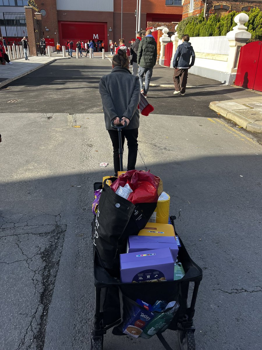 catherinecook's tweet photo. Happy to help Lenny give back today. Making sure he knows what a privilege it is getting to watch our team from The Kop and what kind people we are surrounded by @SFoodbanks @LiverpoolFC @LFCFoundation #MatchDay8 #LIVCHE #Anfield ❤️❤️ https://t.co/qkyin8C4jZ