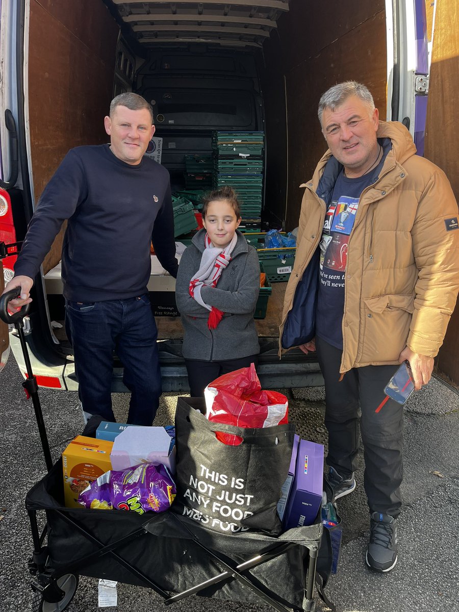 catherinecook's tweet photo. Happy to help Lenny give back today. Making sure he knows what a privilege it is getting to watch our team from The Kop and what kind people we are surrounded by @SFoodbanks @LiverpoolFC @LFCFoundation #MatchDay8 #LIVCHE #Anfield ❤️❤️ https://t.co/qkyin8C4jZ