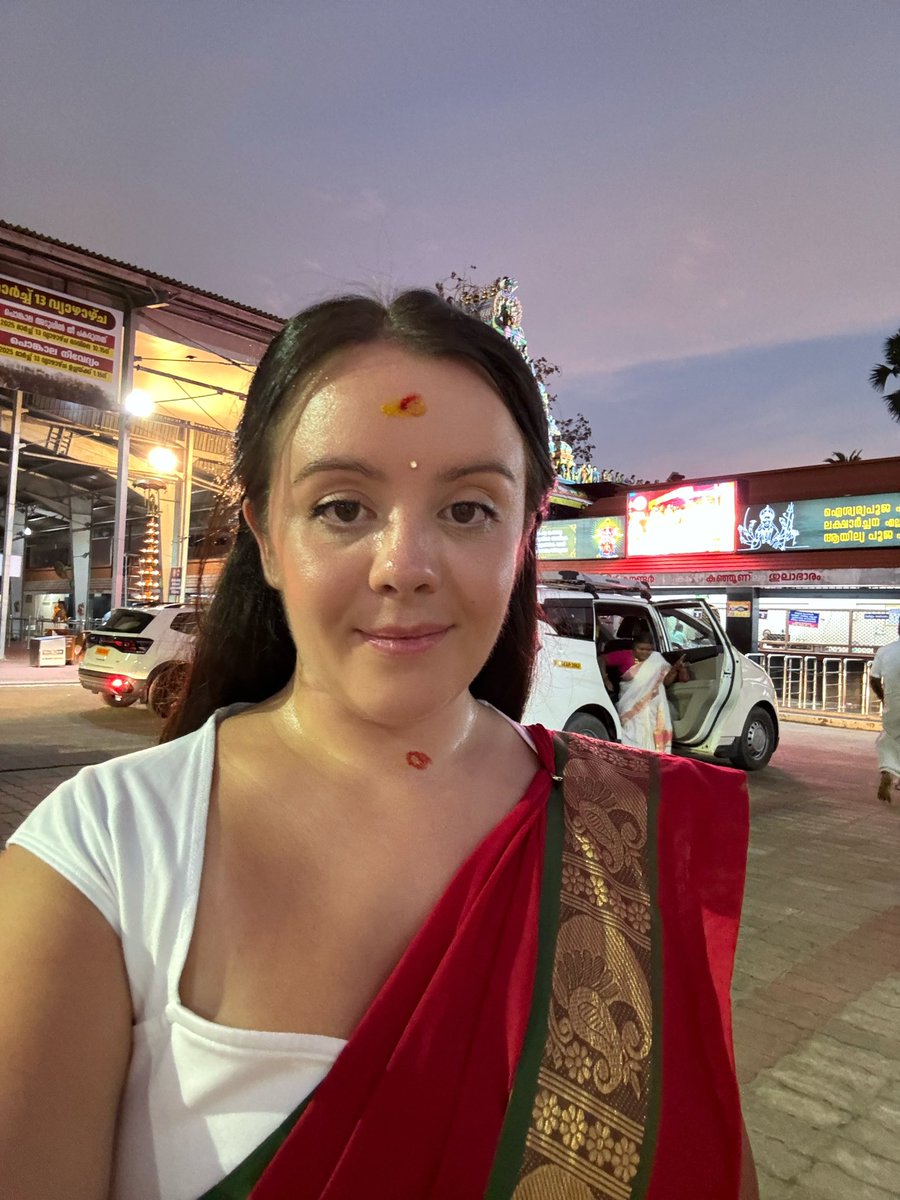 LauraBrizzi's tweet photo. Incredible India 🇮🇳🛕 Sree Padmanabhaswamy Temple at night. https://t.co/t5CgrboJLo