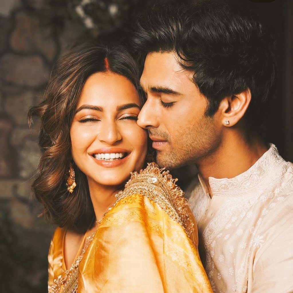 FilmcityWorld's tweet image. This beautiful Jodi of bollywood #pulkitsharma #kritikharbanda looks absolutely stunning in karwachauth look♥️