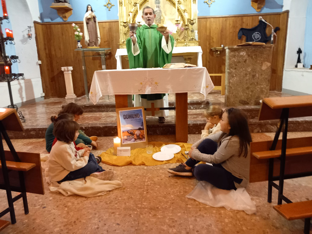 DioBarMon's tweet photo. En #Ballobar, vigilia del #Domund con lo más pequeños, lo niños misioneros y misioneras que con sus huchas colaborarán con los más necesitados en tierra de #misión. https://t.co/1SzqfkdPOY