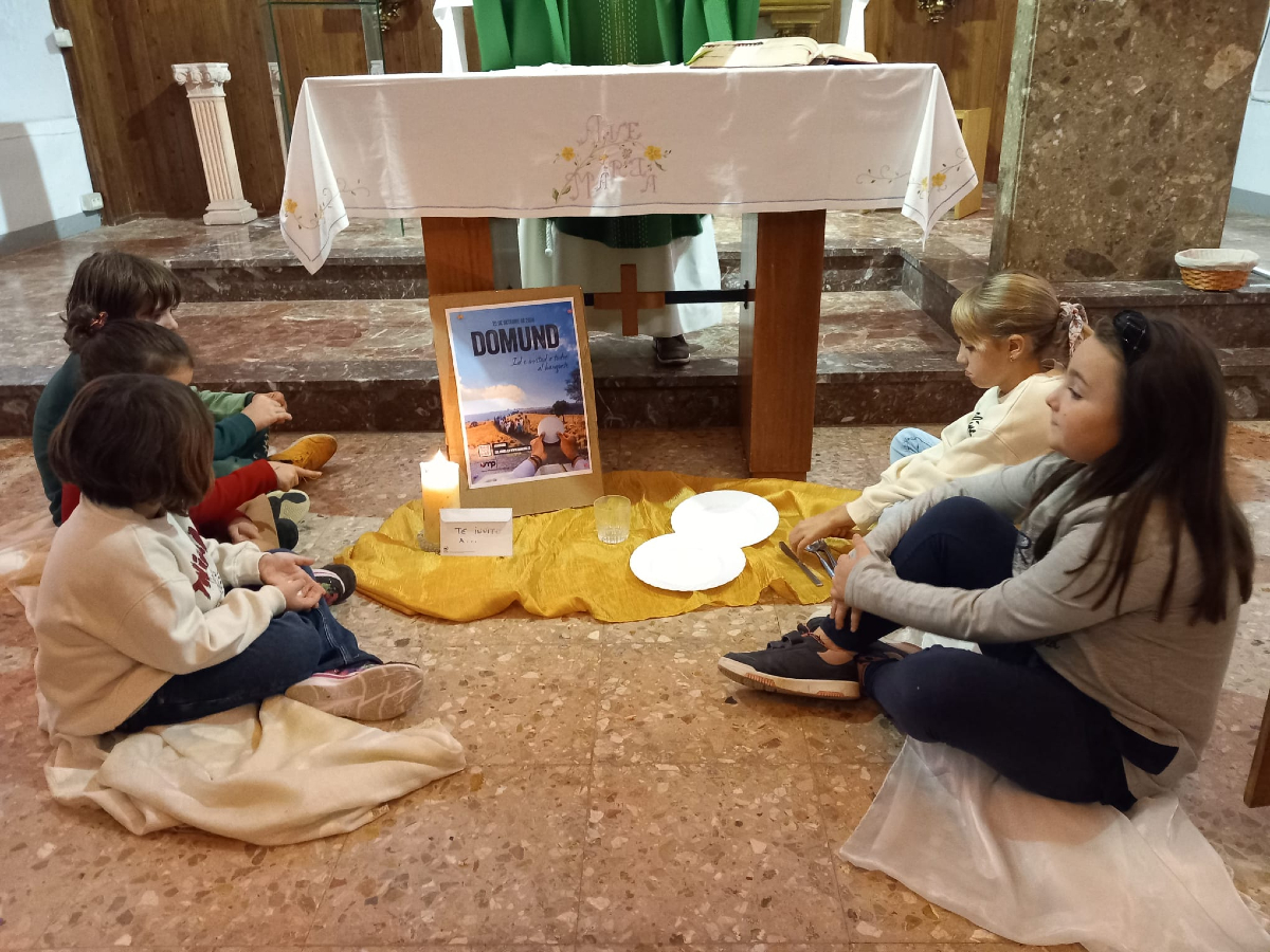 DioBarMon's tweet photo. En #Ballobar, vigilia del #Domund con lo más pequeños, lo niños misioneros y misioneras que con sus huchas colaborarán con los más necesitados en tierra de #misión. https://t.co/1SzqfkdPOY