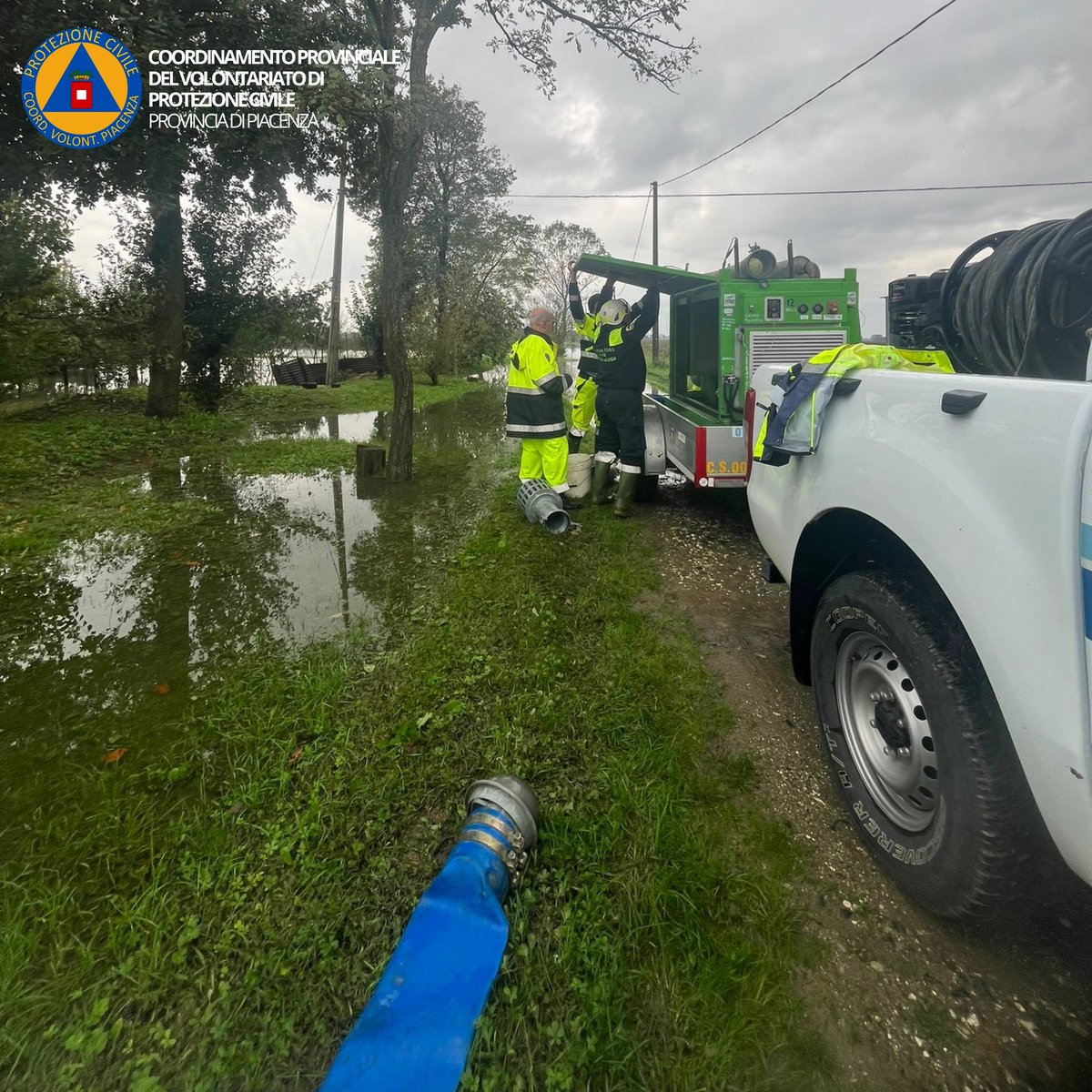 CVPCPiacenza's tweet photo. 🚨 Continua l'impegno del @CVPCPiacenza per interventi nel Comune di Villanova sull'Arda.

ℹ️ In fase di valutazione l'invio di squadre in supporto alla popolazione evacuata nei territori #EmiliaRomagna maggiormente colpiti.

#piacenza #protezionecivile #AllertaMeteoER #alluvione https://t.co/MUCccHqXBB