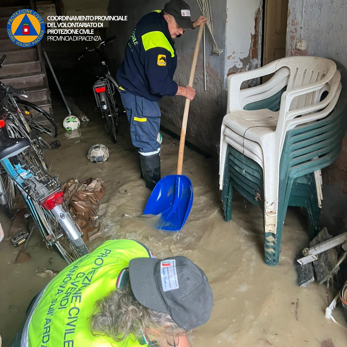CVPCPiacenza's tweet photo. 🚨 Continua l'impegno del @CVPCPiacenza per interventi nel Comune di Villanova sull'Arda.

ℹ️ In fase di valutazione l'invio di squadre in supporto alla popolazione evacuata nei territori #EmiliaRomagna maggiormente colpiti.

#piacenza #protezionecivile #AllertaMeteoER #alluvione https://t.co/MUCccHqXBB