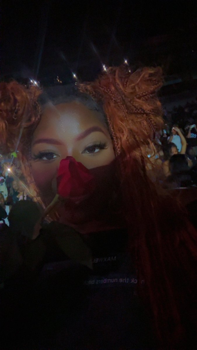 _melanynmonroe's tweet photo. Last night @_MAXWELL_
took my phone and recorded.
shouted me & my shirt out on the mic 🥹
told me he loved me
had his camera man to take our picture
& gave me 2 roses. My life is complete. Omg. #checkthenumbersbitch
We go together. https://t.co/BLBr1OQgJ8