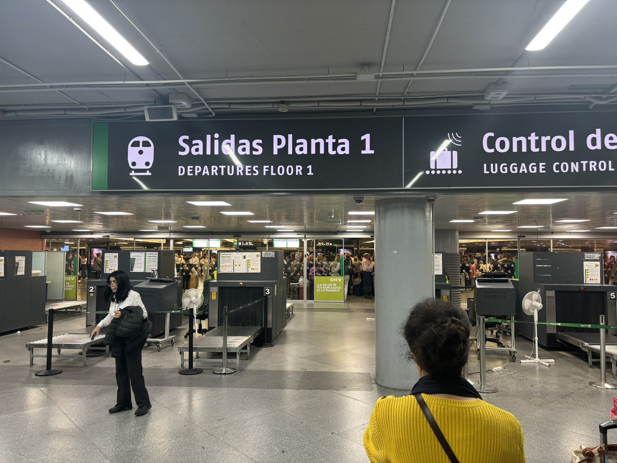 rociioo91's tweet photo. @Renfe la maravillosa gestión de Renfe en Atocha Madrid…. Eso sí los billetes a precio del oro https://t.co/xvixp0oLdS