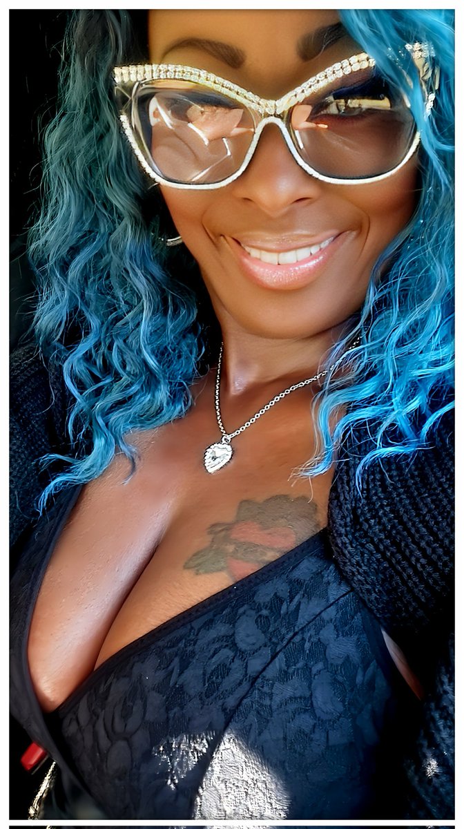 MISSLADYBLUES's tweet photo. SUNDAYS ARE BETTER WITH A SHOT OF "BLUE"!! πβ₯οΈ
#MissLadyBlues #GoodWoman #BetOnBlue #SuperDopeGirl #FineAndFit #ILoveThisBody #Smile https://t.co/c3zTO5wNZl