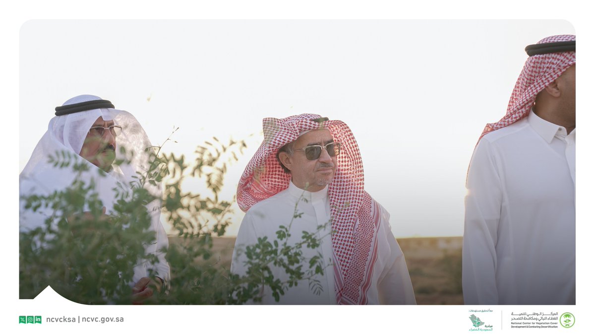 ncvcksa's tweet image. الرئيس التنفيذي للمركز د. خالد العبدالقادر، يجري زيارة إلى متنزه القصيم الوطني وغابة عنيزة، حيث اطلع على آخر المستجدات المتعلقة بجهود تعزيز الغطاء النباتي ومكافحة التصحر في المنطقة، وآليات تنفيذ خطة إعادة تدوير الحطب المسترد.
#متنزهات_مستدامة