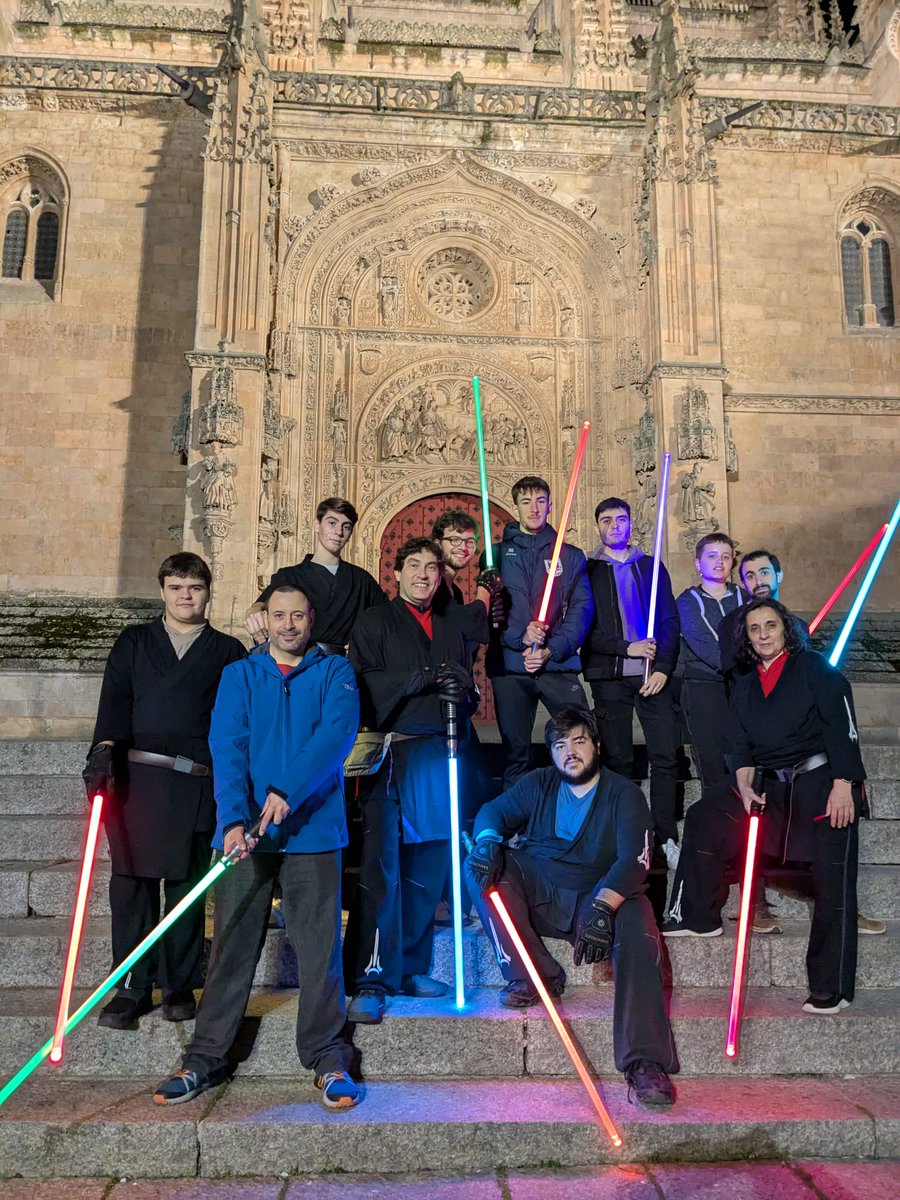 ESGRIMAGRANCAP's tweet photo. Exhibición de esgrima de sable laser que realizamos este pasado sábado día 19 de septiembre a las 19h en la plaza de Anaya.  Muy divertido,  buen tiempo y gran afluencia de público y expectación.  Ve a descubrir y practicar con nosotros este tipo de esgrima. https://t.co/9D0arjHmme
