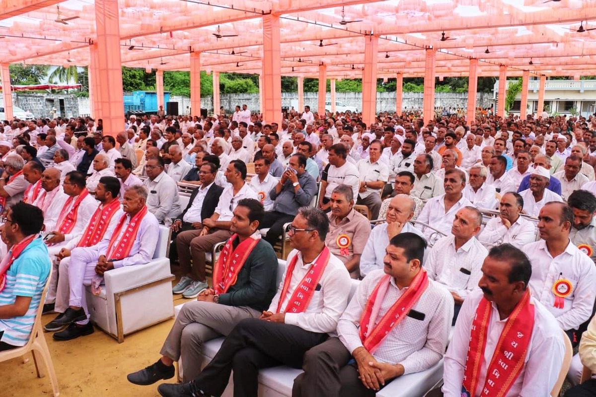 Governor of Gujarat (@governorofguj) on Twitter photo рдЧрд┐рд░-рд╕реЛрдордирд╛рде рдЬрд┐рд▓реЗ рдХреЗ рдЙрдирд╛ рдореЗрдВ рд╢реНрд░реА рд╕реНрд╡рд╛рдореАрдирд╛рд░рд╛рдпрдг рдЧреБрд░реБрдХреБрд▓ рд░рд╛рдЬрдХреЛрдЯ рд╕рдВрд╕реНрдерд╛рди рдХреЗ рд╢реНрд░реА рд╕реНрд╡рд╛рдореАрдирд╛рд░рд╛рдпрдг рдЧреБрд░реБрдХреБрд▓ рдФрд░ рд╕рд╣рдЬрд╛рдирдВрдж рдзрд╛рдо рдХрд╛ рдЖрдЬ рднреВрдорд┐ рдкреВрдЬрди рдПрд╡рдВ рд╢рд┐рд▓рд╛рдиреНрдпрд╛рд╕ рдХрд┐рдпрд╛ред
рдЧреБрд░реБрдХреБрд▓ рдХреЗ рдорд╛рдзреНрдпрдо рд╕реЗ рд╕рдорд╛рдЬ рдХреЛ рд╕рдВрд╕реНрдХрд╛рд░реА, рд╢рд┐рдХреНрд╖рд┐рдд рдПрд╡рдВ рджреАрдХреНрд╖рд┐рдд рдмрдирд╛рдиреЗ рдХрд╛ рдХрд╛рд░реНрдп рдХрд┐рдпрд╛ рдЬрд╛ рд░рд╣рд╛ рд╣реИред рдЧрд┐рд░-рд╕реЛрдордирд╛рде рдЬрд┐рд▓реЗ рдХреЗ рдЙрдирд╛ рдореЗрдВ рд╢реНрд░реА рд╕реНрд╡рд╛рдореАрдирд╛рд░рд╛рдпрдг рдЧреБрд░реБрдХреБрд▓ рд░рд╛рдЬрдХреЛрдЯ рд╕рдВрд╕реНрдерд╛рди рдХреЗ рд╢реНрд░реА рд╕реНрд╡рд╛рдореАрдирд╛рд░рд╛рдпрдг рдЧреБрд░реБрдХреБрд▓ рдФрд░ рд╕рд╣рдЬрд╛рдирдВрдж рдзрд╛рдо рдХрд╛ рдЖрдЬ рднреВрдорд┐ рдкреВрдЬрди рдПрд╡рдВ рд╢рд┐рд▓рд╛рдиреНрдпрд╛рд╕ рдХрд┐рдпрд╛ред
рдЧреБрд░реБрдХреБрд▓ рдХреЗ рдорд╛рдзреНрдпрдо рд╕реЗ рд╕рдорд╛рдЬ рдХреЛ рд╕рдВрд╕реНрдХрд╛рд░реА, рд╢рд┐рдХреНрд╖рд┐рдд рдПрд╡рдВ рджреАрдХреНрд╖рд┐рдд рдмрдирд╛рдиреЗ рдХрд╛ рдХрд╛рд░реНрдп рдХрд┐рдпрд╛ рдЬрд╛ рд░рд╣рд╛ рд╣реИред