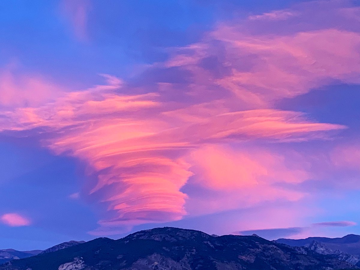 Impresionantes lenticulares sobre #SierraNevada y la variación de colores en poco tiempo durante este atardecer 😍  #compartetuatardecer #Granada