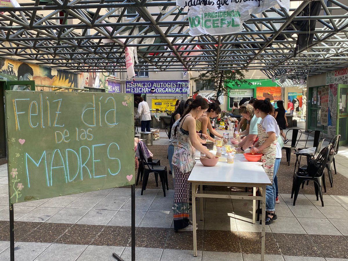 En la toma de la facultad de Filosofía y Letras de la UBA también se celebra el día de las madres.

💚