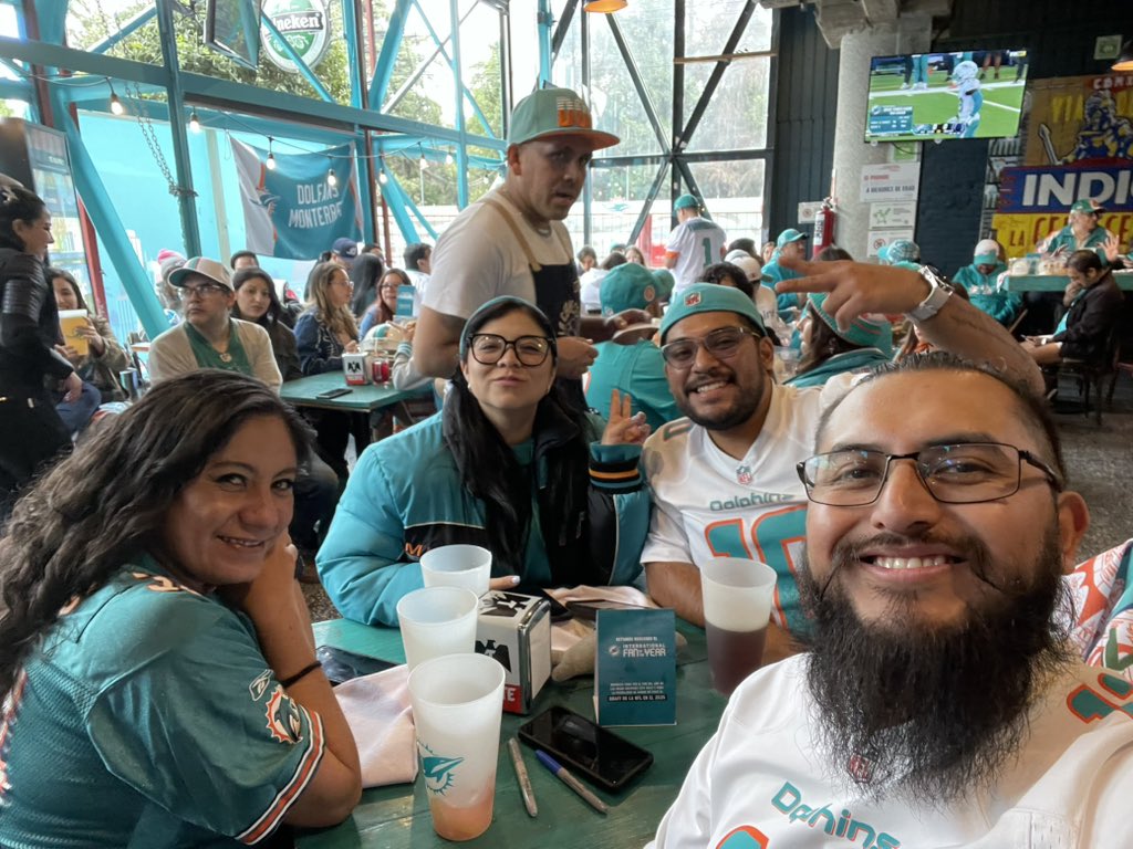 RhamsesRod's tweet photo. Pura familia #MiamiDolphins
@FOXImpactoNFL https://t.co/qIuVK2foqG