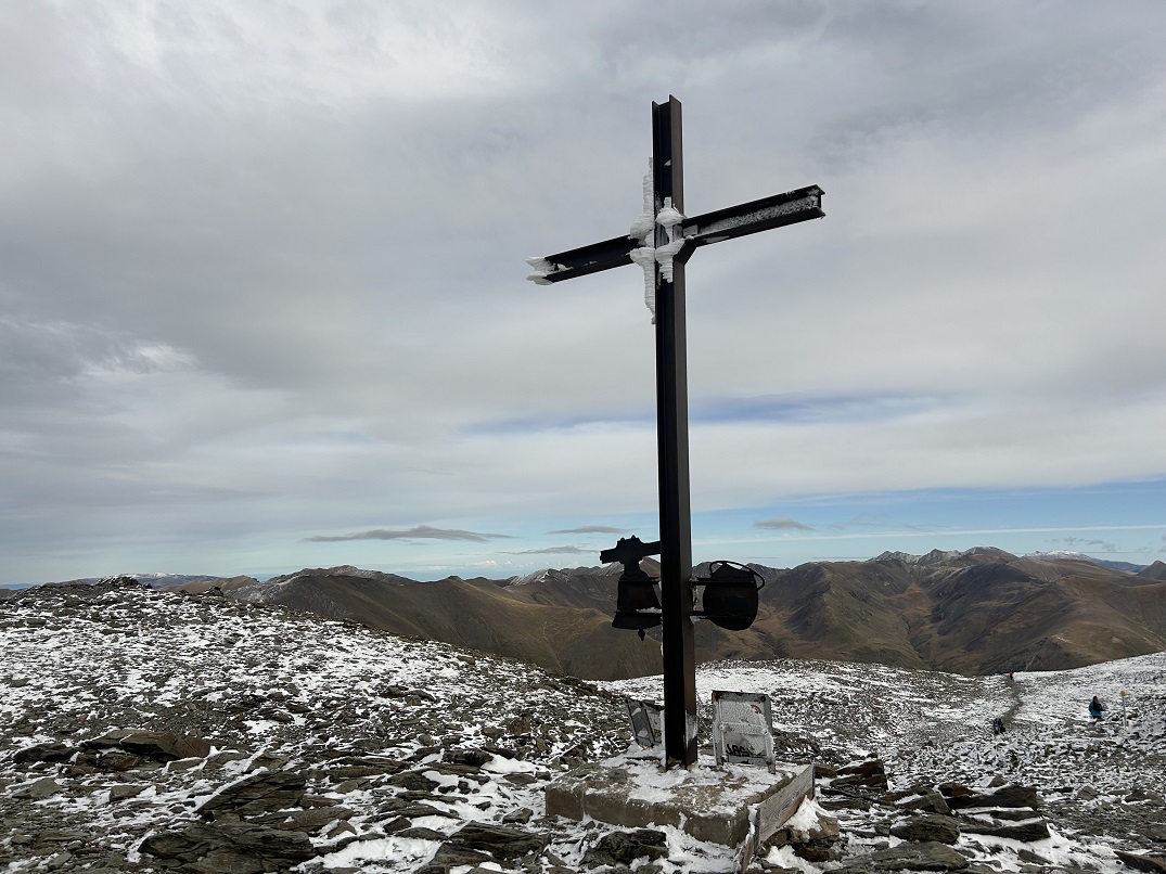 🍁 Colores y luz de otoño 
❄️ Primeras nevadas, montañas aspecto "ensaimada" 😍
📍  Queralbs (1.172m) - Núria - Puigmal (2.910m) - Coll de Finestrelles - Núria - Queralbs 
Pura Vida 💙