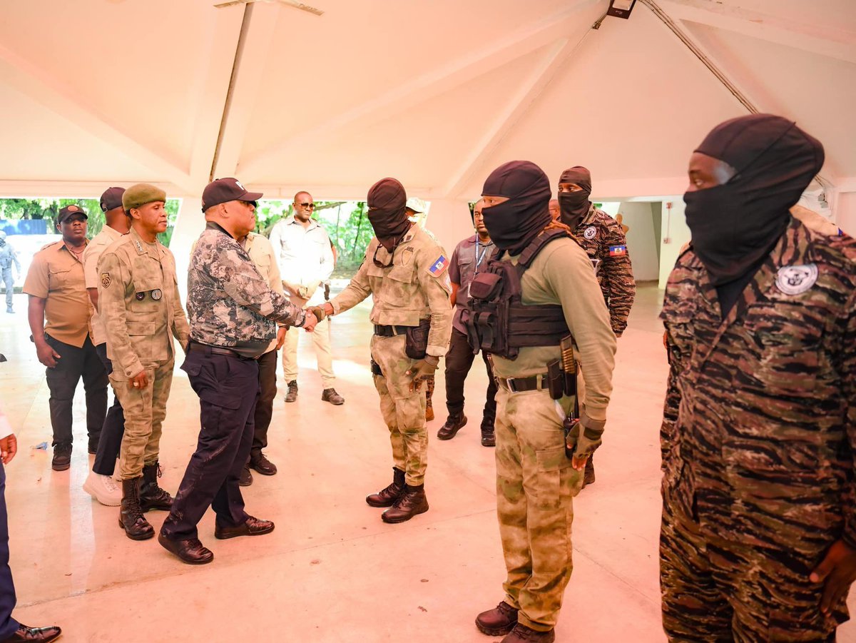 Le Premier ministre, Dr Garry Conille, a visité plusieurs unités spécialisées de la Police Nationale à l’Académie de Police, Routes de Frères, des soldats au Quartier Général des Forces Armées (FAD’H) pour apporter sa solidarité aux Forces de l’ordre qui mènent des opérations