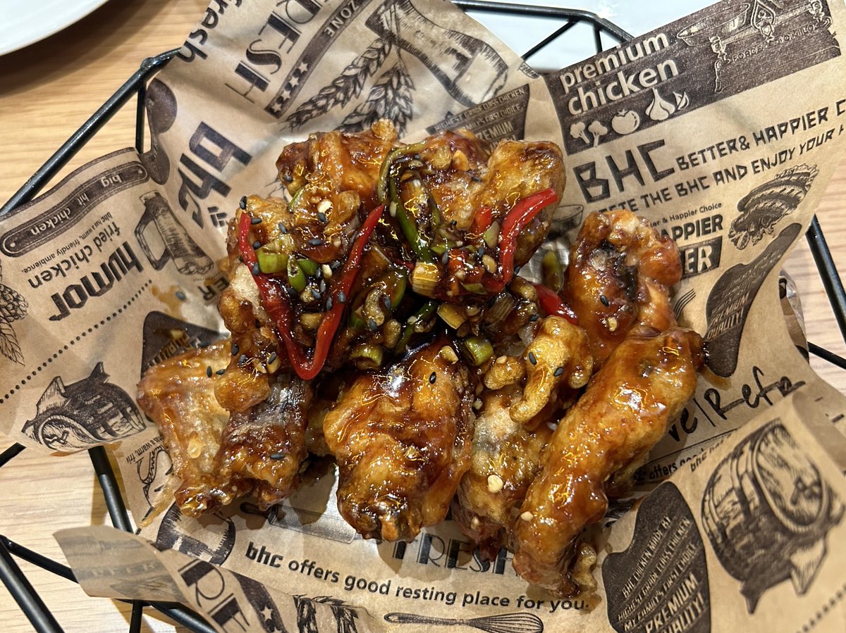 dimplecraze1's tweet photo. What can be better than eating BHC Chicken for Sunday lunch and they are blasting BTS and Jimin is on the screen singing as I eat. This is heaven for a Sunday day💜 #BHCChicken https://t.co/rGxVQHRe4v