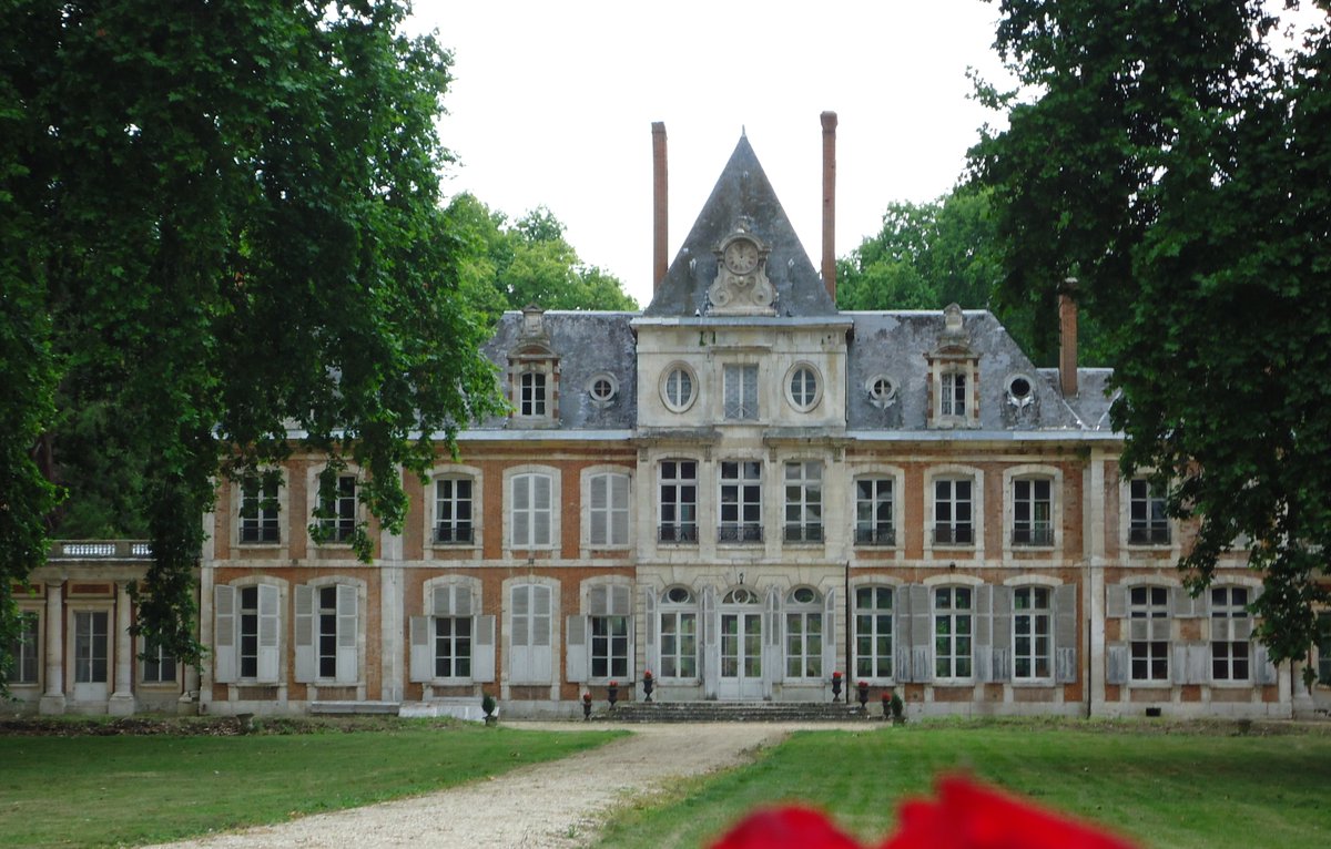 ThereseBaillard's tweet photo. Le #château de #Pinterville fut construit au XVIIe siècle dans l'#Eure en #Normandie sur l’emplacement d’un manoir. En 1248, Saint Louis donne à Guillaume d'Aubergenville, le manoir et la terre de Pinterville. Le château fut habité par Jacques-Henri Bernardin de Saint-Pierre. https://t.co/WtkJ4pcZh4