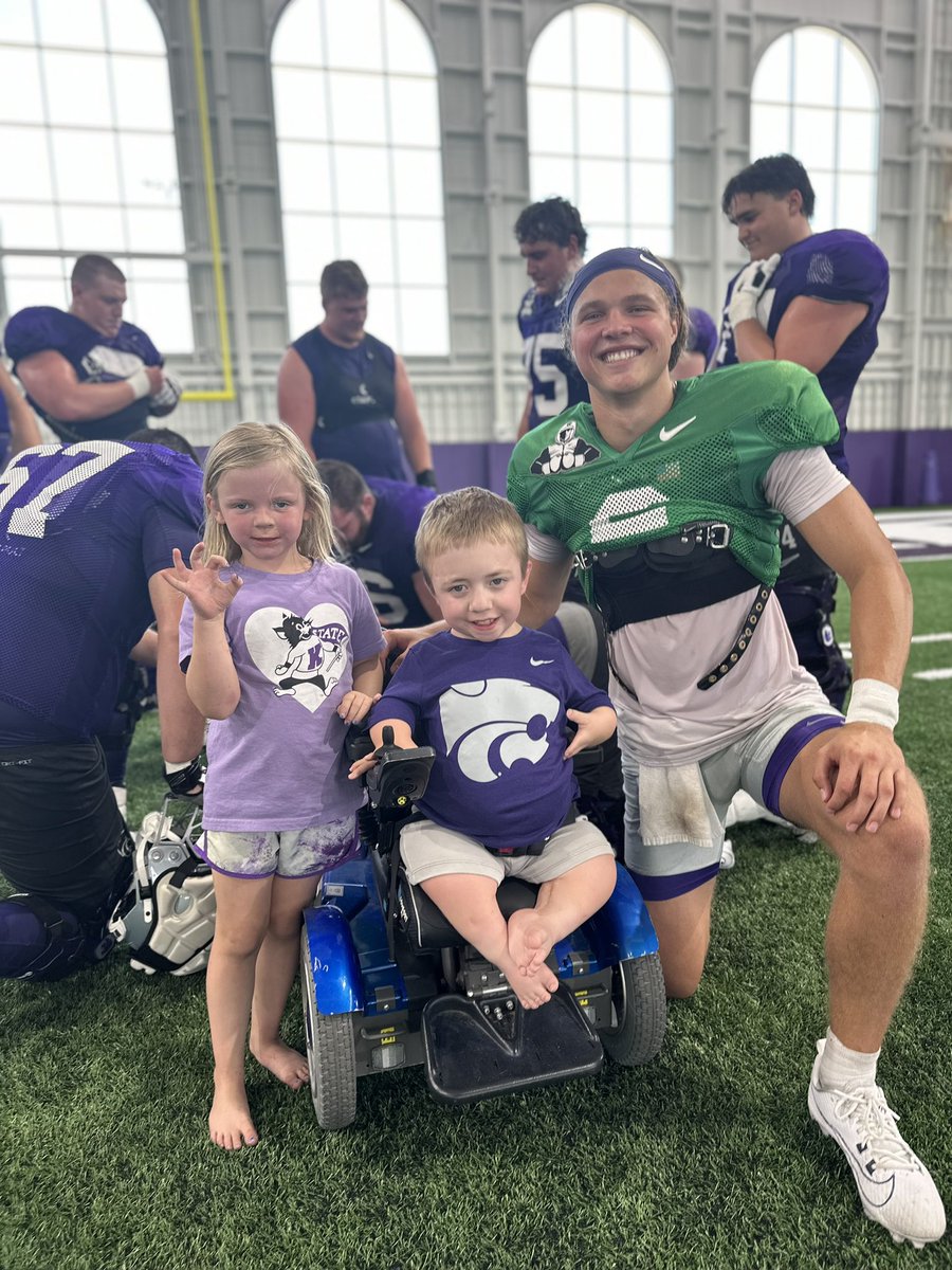 Instead of that joke, let’s make the real story go viral. Before Avery Johnson ever put on a Kansas State uniform he heard Brody‘s story and saw that he had a relationship with the K-State staff and players. Brody had just had surgery on his legs, and Avery asked if he could come