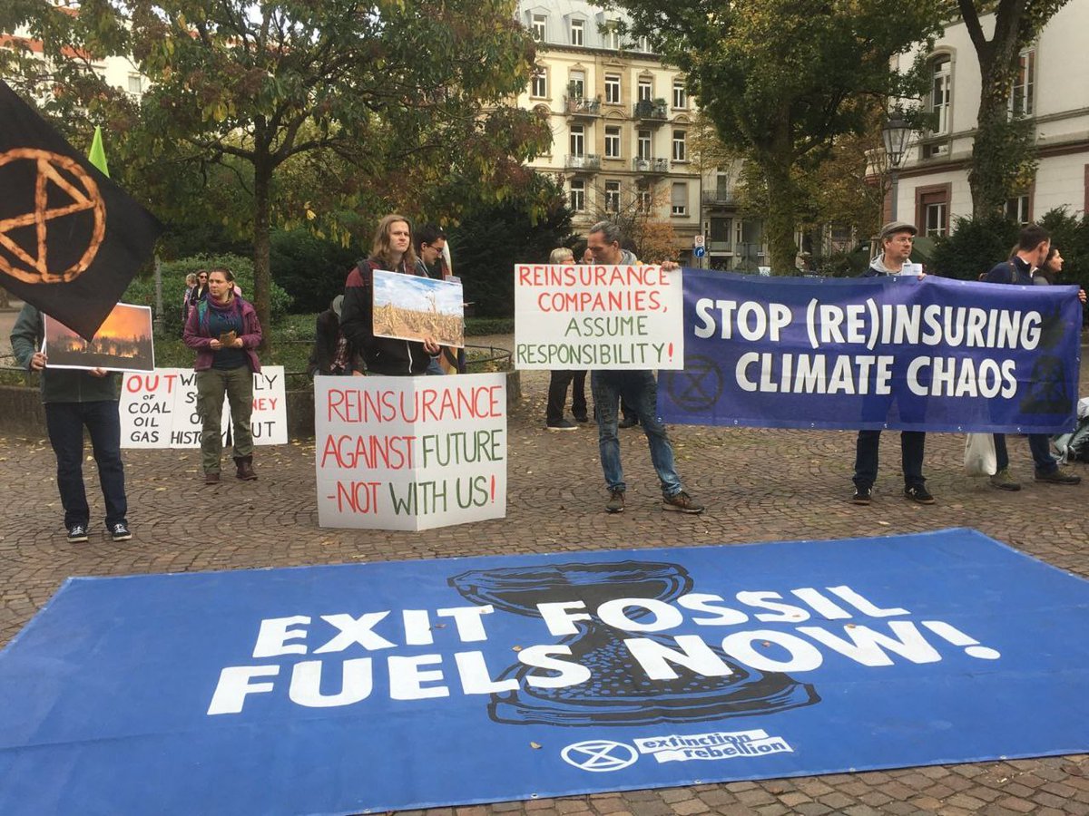 SciReb_Germany's tweet image. BREAKING: Scientist Rebellion stört Rückversicherungstreffen in Baden-Baden

Durch die Unterstützung fossiler Projekte tragen Rückversicherer dazu bei, dass klimaschädliche Vorhaben finanzierbar bleiben. Aber eine 3 bis 4 °C heißere Welt ist nicht versicherbar! #StopFossilFuels