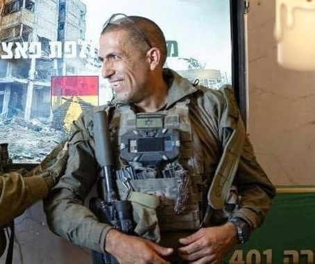 Israel banyak melakukan pemboman, ini disiasati oleh H*m*s dengan mendaur ulang bom yg sudah dijatuhkan itu menjadi bom baru untuk menyerang musuh.
Kolonel Ehsan Daxa, komandan Brigade IDF ke 401 baru saja modyar, dikirim ke neraka jalur DC Gaza dengan bom daur ulang ini. 👍