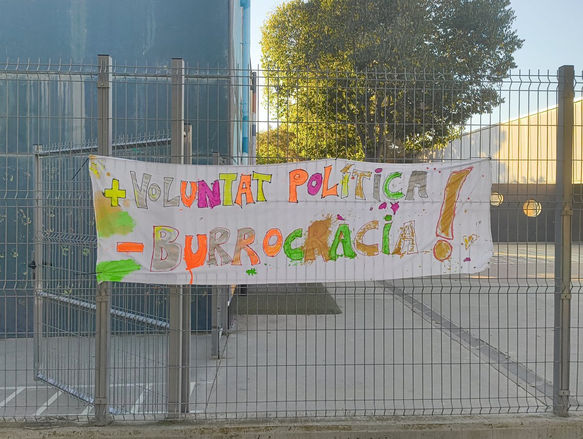 Aquesta humil pancarta de colors fosforescents penjada a la tanca de l'escola Lledoner de Granollers resumeix perfectament el que penso sobre l'administració política actual.