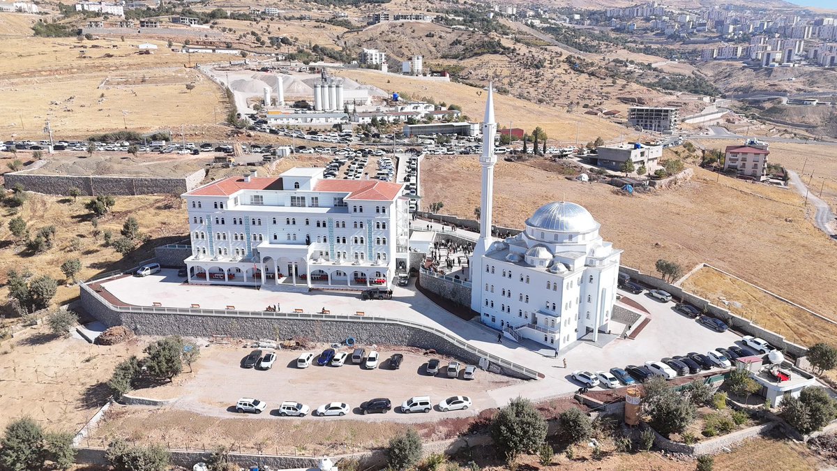 GeliYcel's tweet photo. Bugün yapımını üstlendiğimiz bir projemizin daha sonuna
gelmenin gururunu yaşıyoruz. Doğduğumuz ve doyduğumuz
topraklara fayda sağlamak adına kentimize kazandırdığımız
ilkokul, fen lisesi, sağlık ocağı, ögrenci yurdu, camiler ve
medreselerden sonra https://t.co/PU7IDXt9Rx