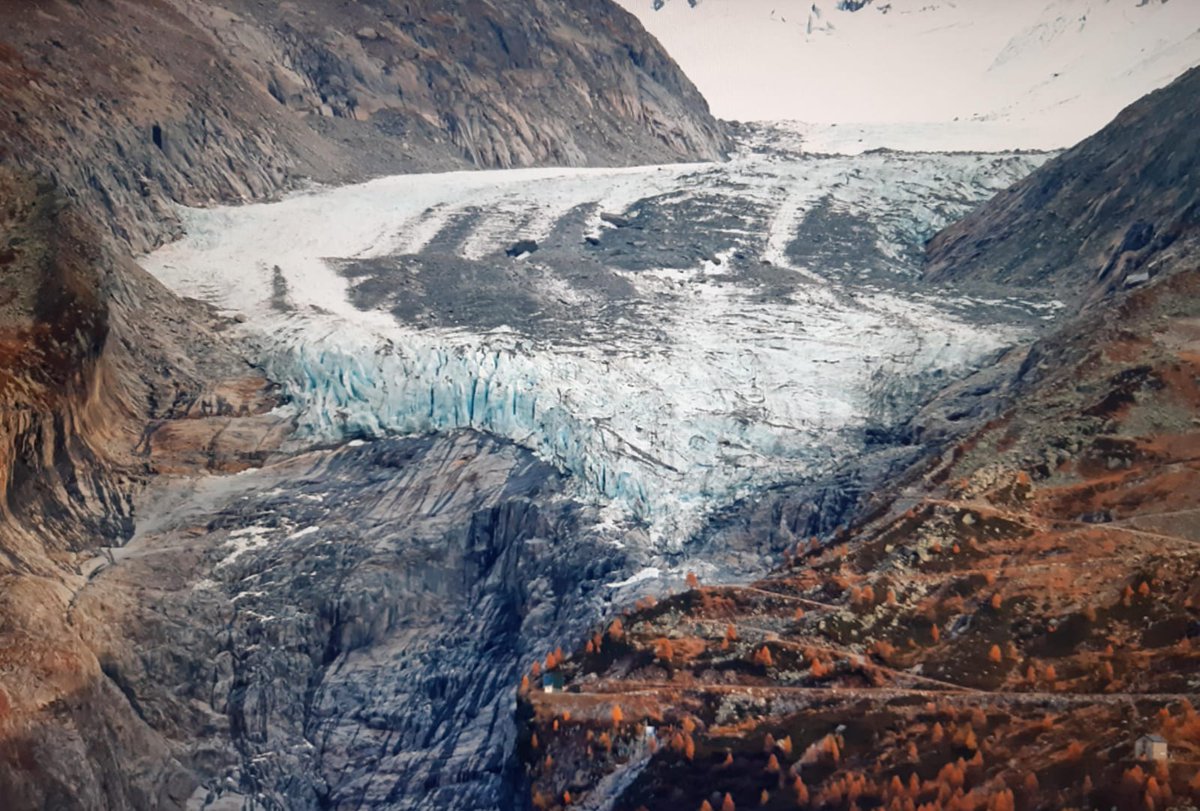 Ice cliff of Argentière Gacier yesterday... 😥
Smaller and smaller... doesn't feed the lower relict tongue anymore!

Pic @EmilieJ16440547