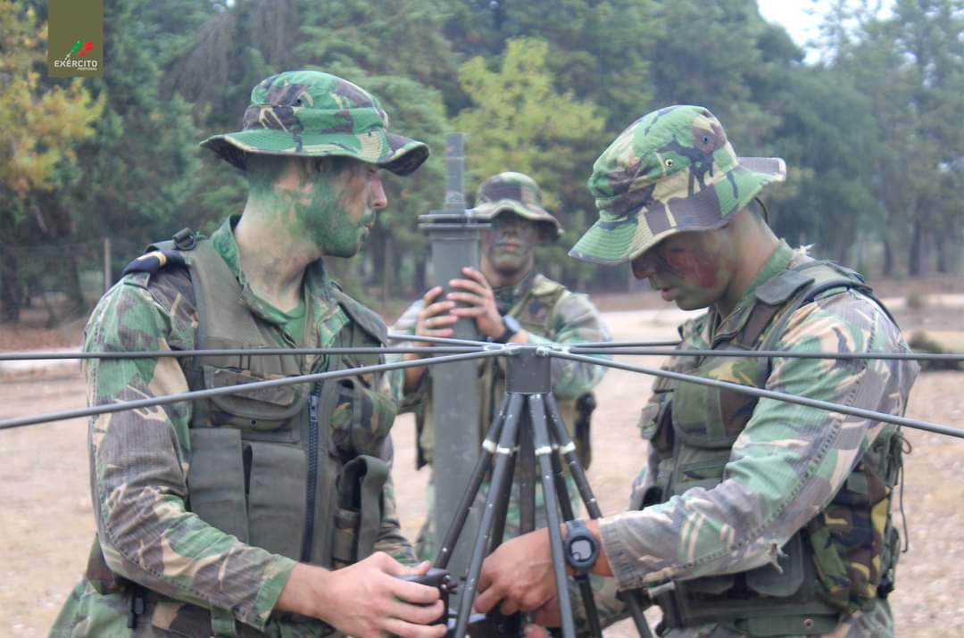 Exercito_pt's tweet photo. 📢 𝐓𝐢𝐫𝐨𝐜í𝐧𝐢𝐨 𝐩𝐚𝐫𝐚 𝐎𝐟𝐢𝐜𝐢𝐚𝐢𝐬 𝐝𝐞 𝐀𝐫𝐭𝐢𝐥𝐡𝐚𝐫𝐢𝐚 e do Curso de Formação de 𝐒𝐚𝐫𝐠𝐞𝐧𝐭𝐨𝐬 𝐝𝐞 𝐀𝐫𝐭𝐢𝐥𝐡𝐚𝐫𝐢𝐚 realizaram as 𝐩𝐫𝐨𝐯𝐚𝐬 𝐆𝐞𝐧𝐞𝐫𝐚𝐥 𝐒𝐢𝐥𝐯𝐞𝐢𝐫𝐚 𝐌𝐚𝐜𝐡𝐚𝐝𝐨 e 𝐓𝐞𝐧𝐞𝐧𝐭𝐞-𝐂𝐨𝐫𝐨𝐧𝐞𝐥 𝐏𝐚𝐬𝐬𝐨𝐬 𝐑𝐚𝐦𝐨𝐬.
#RA5 https://t.co/eZlRnMa0ti