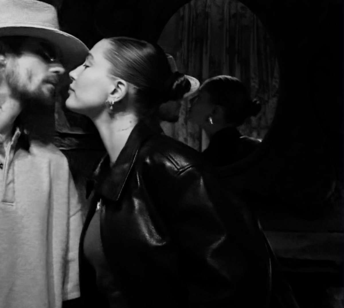 amo que justin siempre que sube fotos nunca falta la foto con hailey 🤍