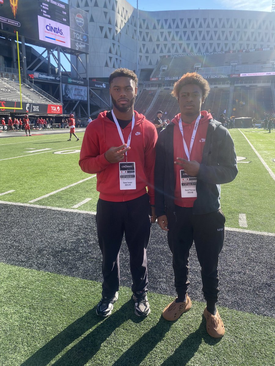 Great game day visit 🖤❤️ <a href="/dionteyoungerjr/">Dionte Younger Jr</a> <a href="/GoBearcatsFB/">Cincinnati Football</a>