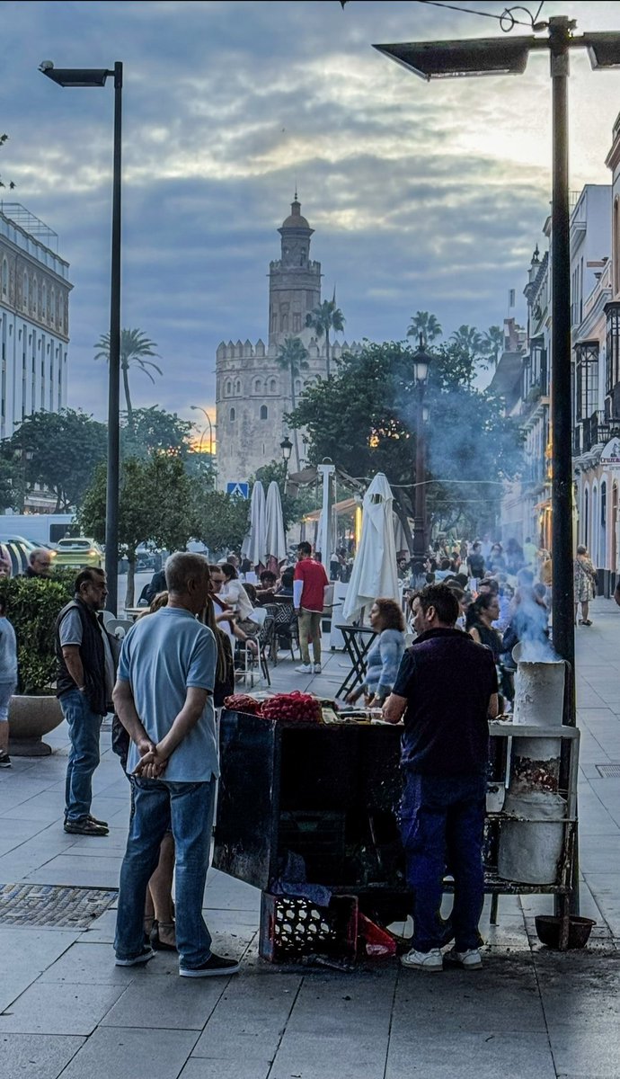 Castañas 🌰 en mangas cortas,esto es Sevilla.. <a href="/Ayto_Sevilla/">Ayuntamiento de Sevilla</a> BN 💫