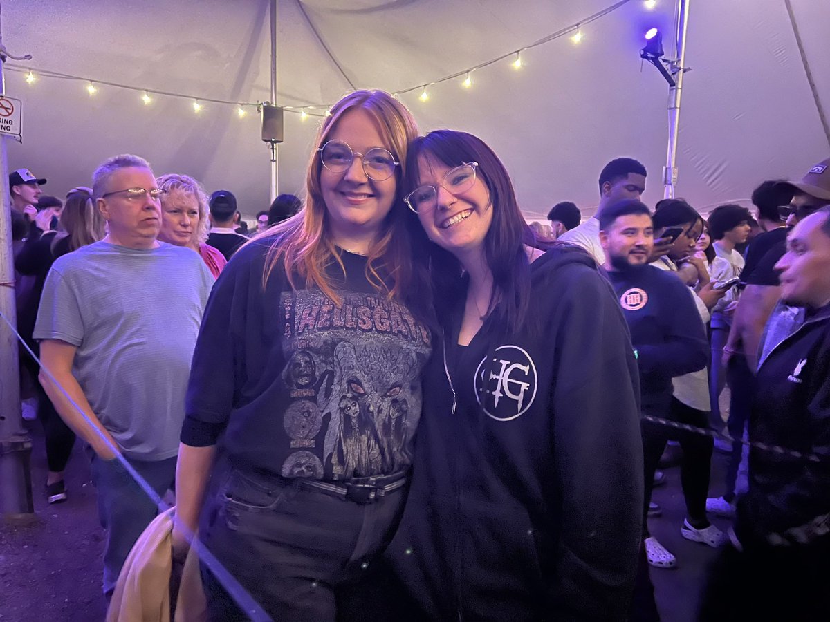 Visited Hellsgate twice this season. The most fun 3 line, 5 hour wait ever. By far my favorite haunt!🖤