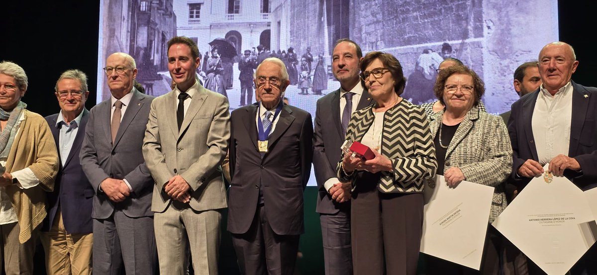 Assisteixo al lliurament del títol de Filla Adoptiva de Figueres a Concepció Ferrer i Casals,en el marc del Dia de la Ciutat que promou l’<a href="/AjuntamentFig/">Ajuntament de Figueres</a> Un goig coincidir amb companys d’<a href="/UnitsCat/">Units per Avançar</a> i de l’antiga Unió i poder felicitar a totes les persones i institucions guardonades