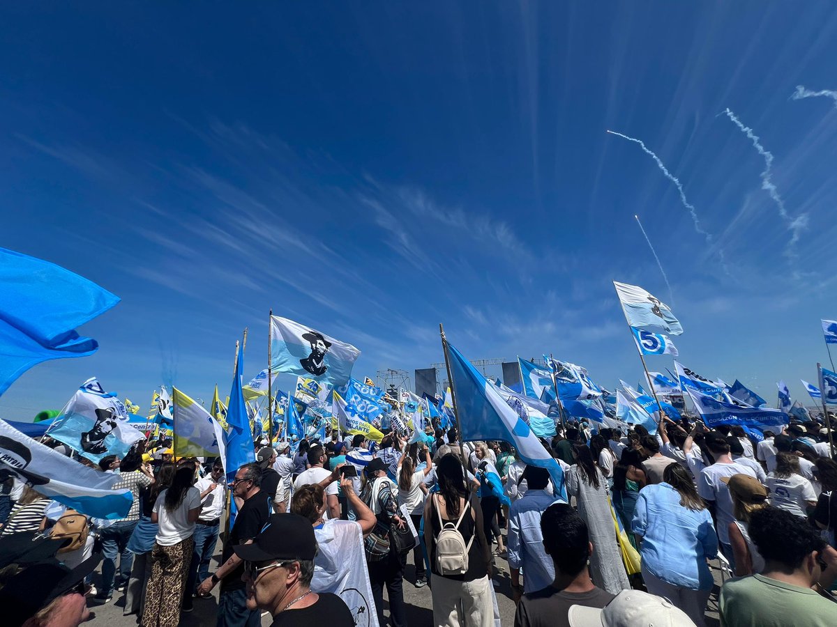 PNACIONAL's tweet photo. El cielo azul otra vez. https://t.co/udjgsa19Zw