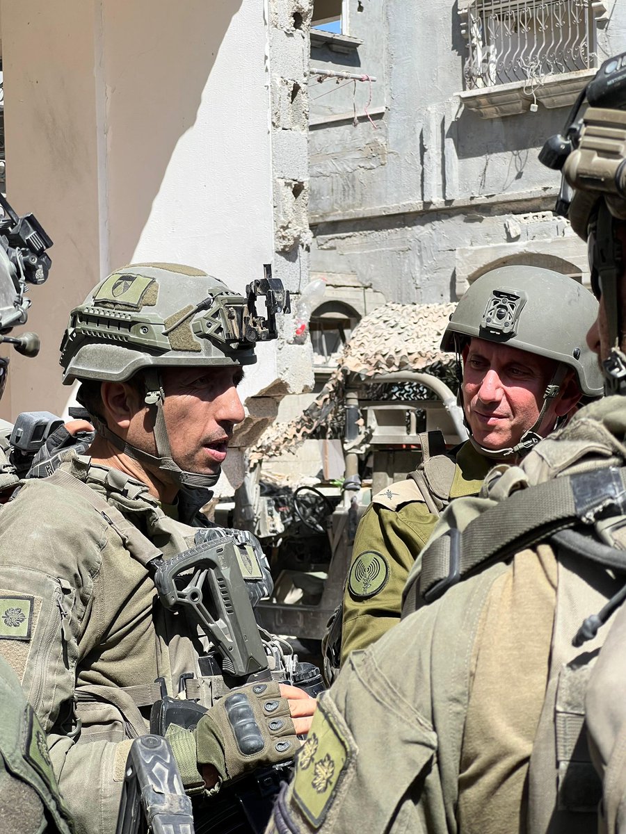 התמונה הזו צולמה ב-28.8.24, בשכונת תל סולטאן שברפיח, יום אחרי מבצע חילוץ החטוף פרחאן קאדי ע״י כוחות חטיבה 401 בהובלת אחסאן.

אחסאן היה מפקד מהסוג שלא רואים כל יום. בחודשים האחרונים הייתה לי הזכות לפגוש אותו שוב ושוב בשטח, כשהוא נלחם לצד הלוחמים שלו ברצועת עזה. הוא היה מקצוען