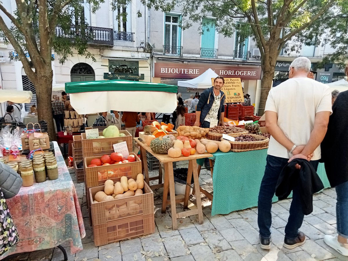 LaCleLaCleLaCle's tweet photo. Une belle occasion de soutenir les producteurs locaux : crème de marron, châtaignes, fromage de  brebis, pélardon, oignons doux, pommes, cèpes... 
Que de bonnes choses ‼️
#ruralité #agriculture #fragri https://t.co/zgcEbmbv9N
