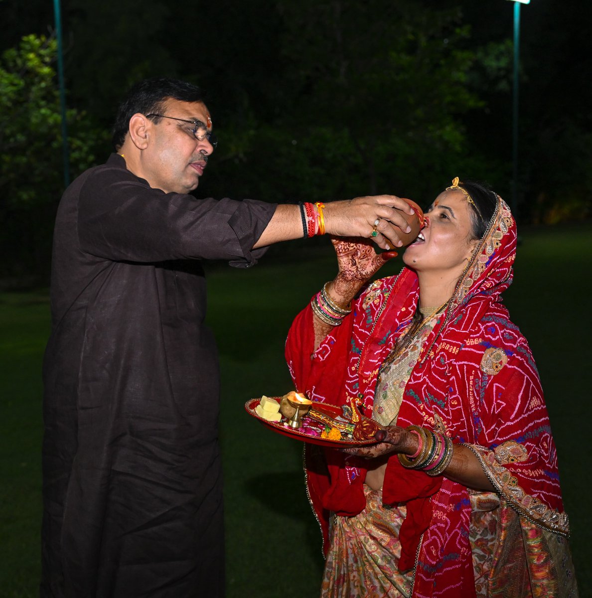 BhajanlalBjp's tweet photo. नमस्त्यै शिवायै शर्वाण्यै सौभाग्यं संतति शुभा। 
प्रयच्छ भक्तियुक्तानां नारीणां हरवल्लभे।।

अखण्ड सौभाग्य एवं असीम स्नेह के पावन पर्व करवा चौथ पर धर्मपत्नी जी के साथ विधिवत पूजा-अर्चना सम्पन्न की तत्पश्चात, उन्हें जल ग्रहण करवाकर उनका व्रत पूर्ण कराया।

यह पावन पर्व प्रदेश की समस्त माताओं एवं बहनों के जीवन में सुखद दाम्पत्य जीवन का आशीर्वाद एवं समृद्धि लेकर आए, मेरी यही मंगलकामना है।

#KarvaChauth