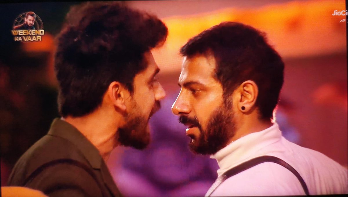 Anubhav_Memerz's tweet photo. How smartly #VivianDSena read all the game of Karanveer vs Avinash Mishra and sided with Avinash...

Vivian truly have amazing game sense... Also because KV supported Rajat, Vivian quickly set his priorities against him

Proper sign of a winner
#BiggBoss18 #BB18 #WeekendKaVaar https://t.co/42uf6HfBmC