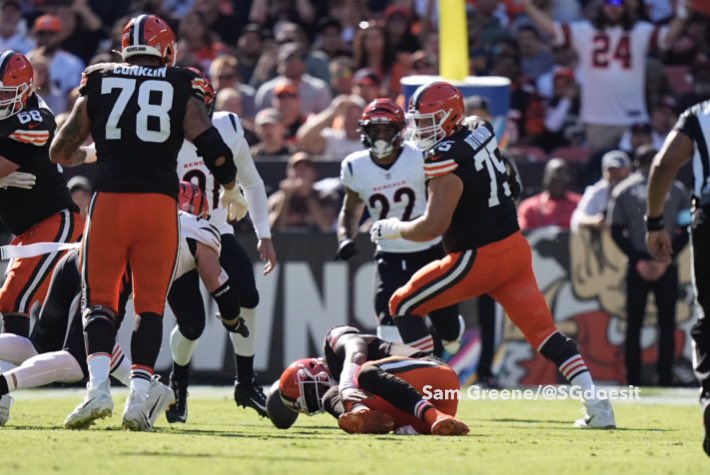 SGdoesit's tweet image. Deshaun Watson is carted off the field with a leg injury