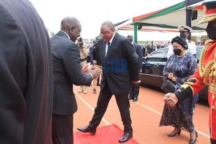muthoni_njakwe's tweet photo. In his last years of his term, Uhuru kept refusing to greet Ruto, and we used to think ni madharau.
Well, it's starting to make sense now. https://t.co/Aq6syjVCCl