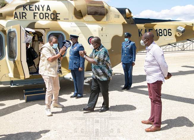 muthoni_njakwe's tweet photo. In his last years of his term, Uhuru kept refusing to greet Ruto, and we used to think ni madharau.
Well, it's starting to make sense now. https://t.co/Aq6syjVCCl