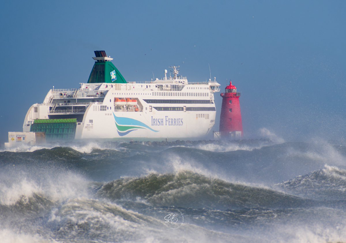 Irish Ferries passing by Poolbeg Lighthouse during #StormAshley high tide. Wouldn't fancy being on that ferry!