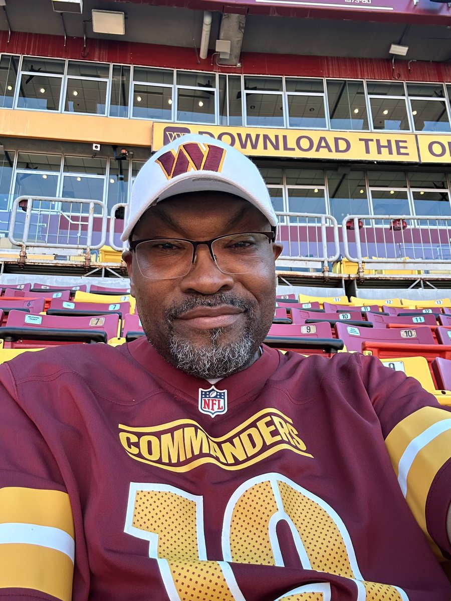 Knickloyalty's tweet photo. Mannnnnn! I thought it was a 1:00 game! Well Iโm here early! Letโs go on #DarrellGreen Sunday!๐ชโจ #RaiseHail https://t.co/2qOPcBOQdi