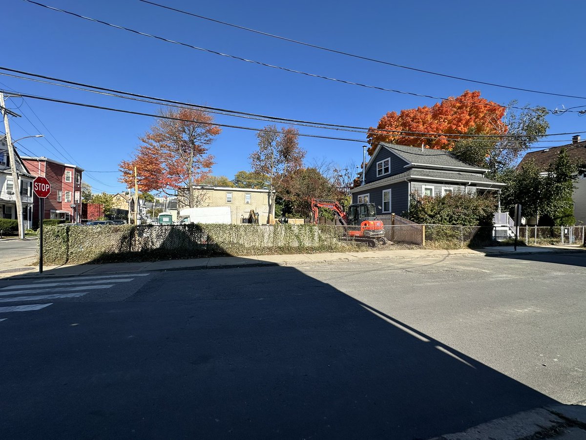 AuntyCourtney's tweet image. While I will be voting “Yes” on #Somerville’s question 6, 32 Richardson Street is one example to consider a “No” vote. This was a perfect opportunity to have all 3 CPA targets hit in one project. The City and SCC tragically dropped the ball. Do better. #YesOn6 #SCCSucks