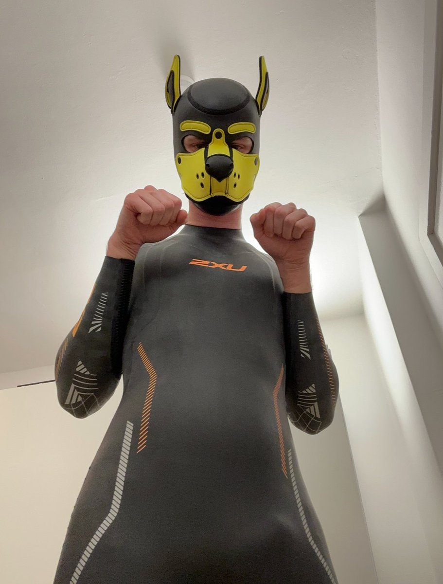 boxiboi23's tweet photo. 😋 fest eingepackt im neuen Neo 🤤 fühlt sich so eng und gut an, konnte nicht anders als ihn zum einweihen von innen mit pre cum voll zu pumpen 💦 https://t.co/99lROHjetK