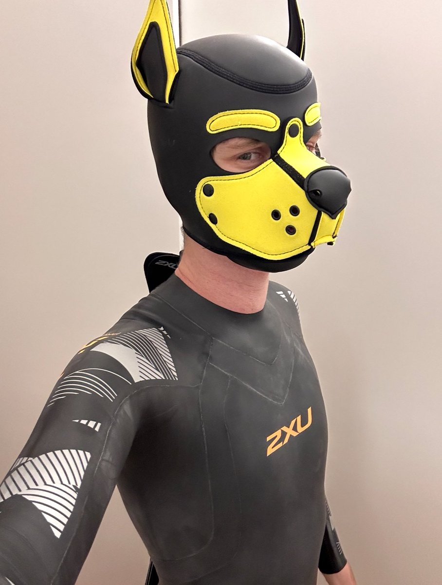 boxiboi23's tweet photo. 😋 fest eingepackt im neuen Neo 🤤 fühlt sich so eng und gut an, konnte nicht anders als ihn zum einweihen von innen mit pre cum voll zu pumpen 💦 https://t.co/99lROHjetK