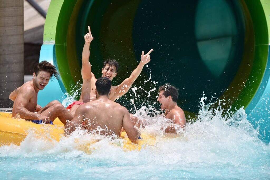 DiverCityMx's tweet photo. "¿Y si dejamos de ser solo amigos y nos vamos de vacaciones juntos? 🌴☀️✈️ #MasQueAmigos #Vacaciones" 😉
📸 #ChicosEnLaRed https://t.co/u7HIKznLGR